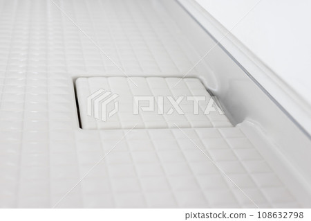 Image of a bathroom drain with the lid closed 108632798