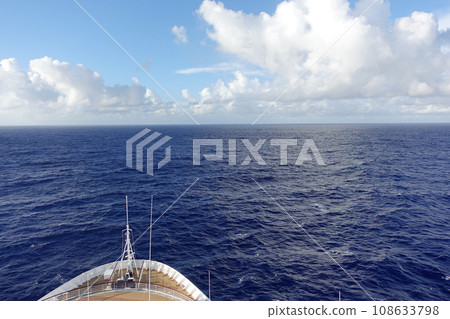 從豪華遊輪的船頭看到的景色 108633798