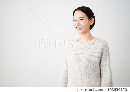 穿著針織品生活方式形象的年輕女性 108634150