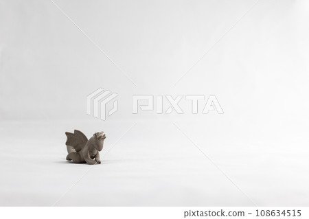 A small unglazed dragon with three fingers 108634515