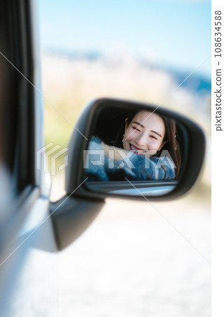 檢查後面鏡子的婦女 108634588