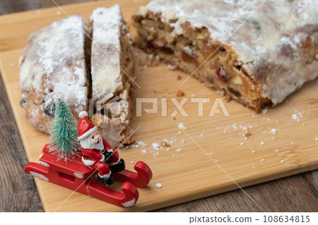 Stollen Santa Claus 108634815