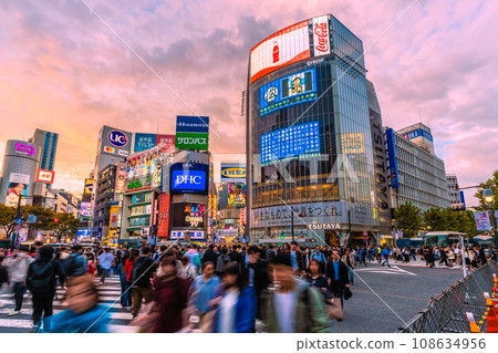 日本東京城市景觀光環表演...十字路口關閉...後冠狀病毒，澀谷與冠狀病毒爆發前一樣繁忙= 31 日 108634956