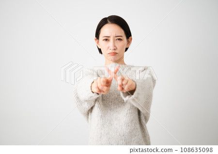 穿著針織品生活方式形象的年輕女性 108635098