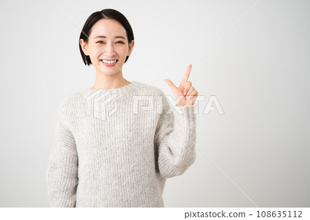 穿著針織品生活方式形象的年輕女性 108635112