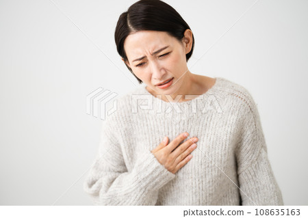 穿著針織品生活方式形象的年輕女性 108635163