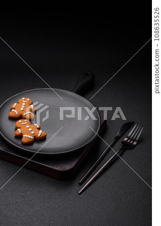 Delicious gingerbread cookies with honey, ginger and cinnamon 108635526