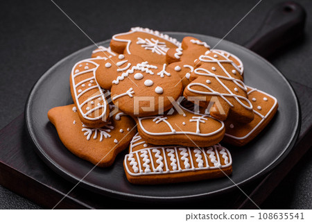 Delicious gingerbread cookies with honey, ginger and cinnamon 108635541