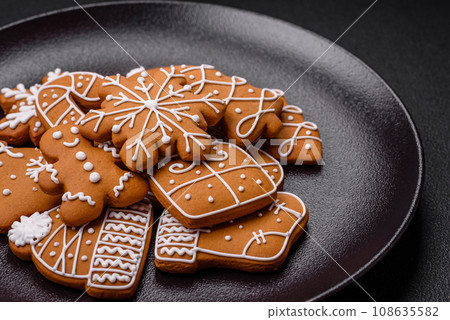 Delicious gingerbread cookies with honey, ginger and cinnamon 108635582