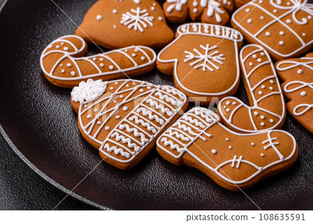 Delicious gingerbread cookies with honey, ginger and cinnamon 108635591