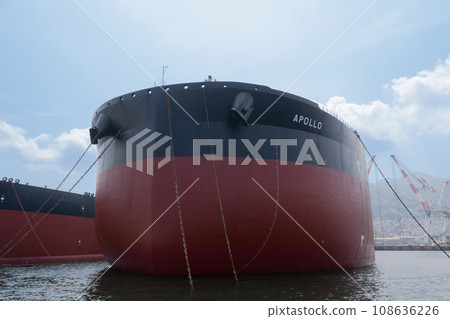 Front view of a 300,000 ton large crude oil tanker anchored 108636226