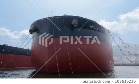 Front view of a 300,000 ton large crude oil tanker anchored 108636230