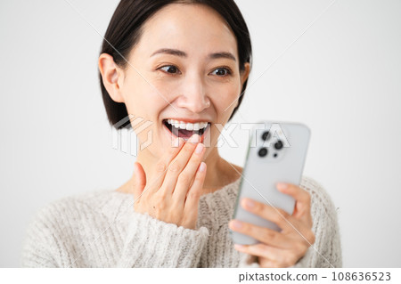 操作智慧型手機的年輕女性 — 生活方式形象 108636523