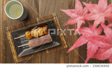 Kushidango and green tea｜Mitarashi dango and red bean paste dango 108636800