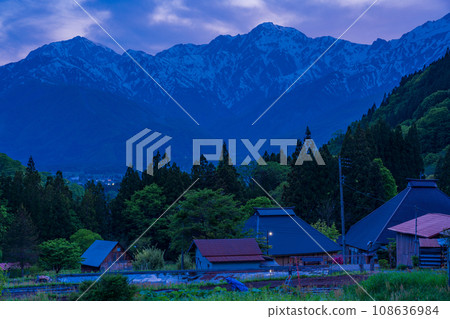 (長野縣)白馬村、青二村的梯田和殘雪北阿爾卑斯山的夜景 (長野縣)白馬村、青二村的梯田和殘雪北阿爾卑斯山的夜景 108636984