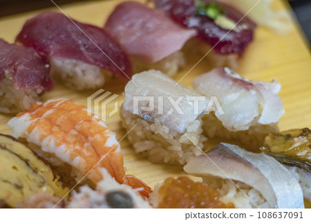 Nigiri sushi, sushi, sushi, sushi, fish, white fish, cherry shrimp, tuna, egg, salmon roe, toro, bonito 108637091