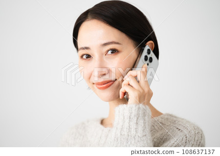 Young woman talking on smartphone Lifestyle image Young woman talking on smartphone Lifestyle image 108637137