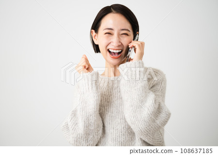 Young woman talking on smartphone Lifestyle image Young woman talking on smartphone Lifestyle image 108637185