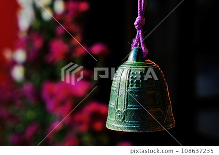 可愛的微型寺廟鐘裝飾在五層菊花塔上 108637235