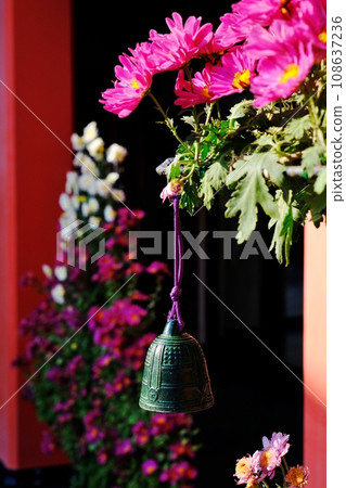可愛的微型寺廟鐘裝飾在五層菊花塔上 可愛的微型寺廟鐘裝飾在五層菊花塔上 108637236
