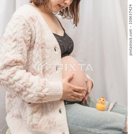 [Maternity image duck] 108637424