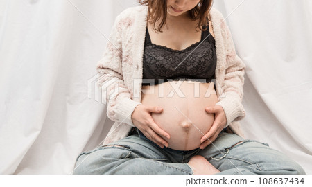 [Maternity image] 108637434