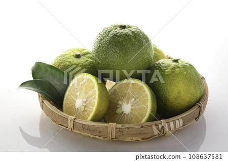 來自和歌山縣北山村的幻果 Jabara，白色背景 108637581