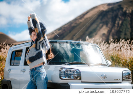 女性獨自駕車到戶外旅行 女性獨自駕車到戶外旅行 108637775