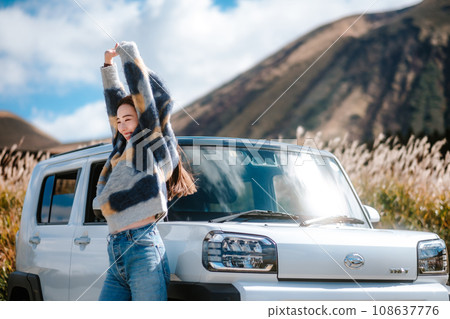 女性獨自駕車到戶外旅行 女性獨自駕車到戶外旅行 108637776