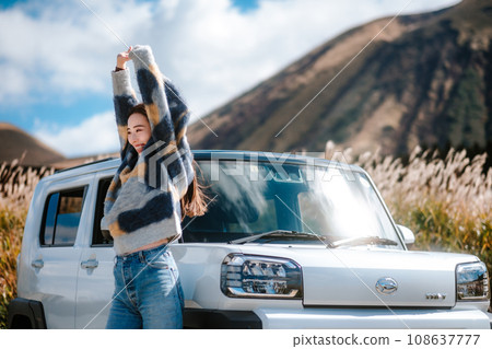 女性獨自駕車到戶外旅行 108637777