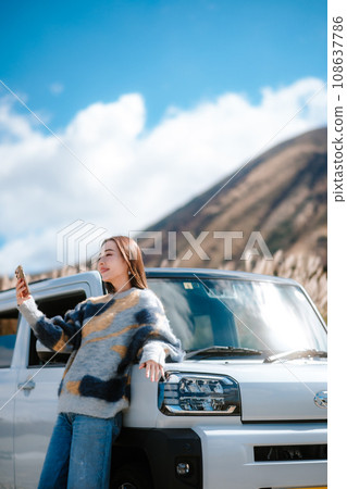女性獨自駕車到戶外旅行 108637786