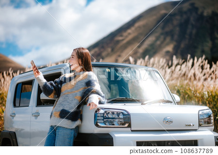 女性獨自駕車到戶外旅行 108637789