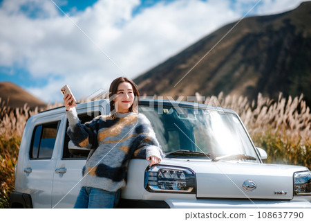 女性獨自駕車到戶外旅行 108637790