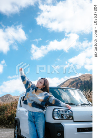 女性獨自駕車到戶外旅行 女性獨自駕車到戶外旅行 108637804