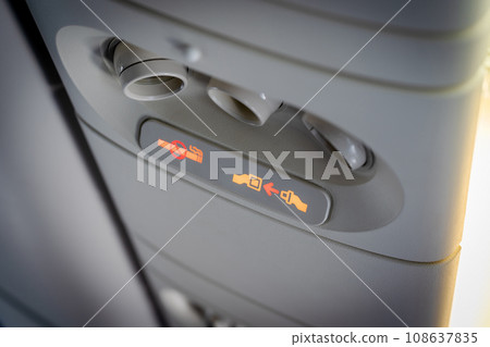 飛機內部安全帶和禁止吸煙標誌 108637835