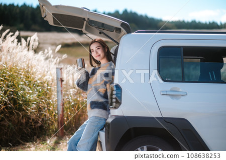 女孩旅行休息 女孩旅行休息 108638253