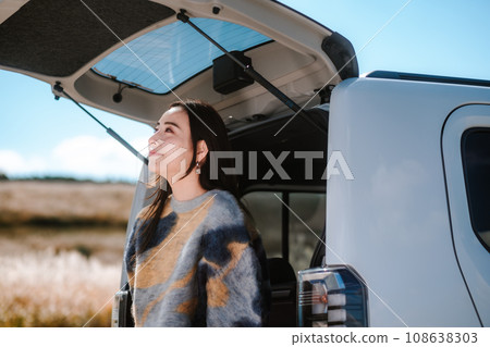 女孩旅行休息 108638303