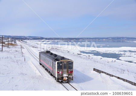 Winter: JR Senmo Main Line, near Kitahama Station Winter: JR Senmo Main Line, near Kitahama Station 108639601