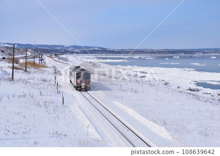 Winter: JR Senmo Main Line, near Kitahama Station Winter: JR Senmo Main Line, near Kitahama Station 108639642