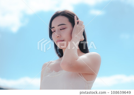 大自然中的女人的美麗形象 108639649