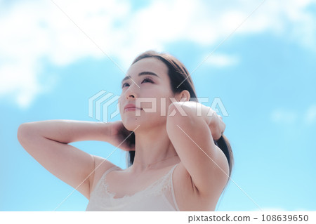 大自然中的女人的美麗形象 108639650