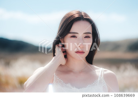 大自然中的女人的美麗形象 大自然中的女人的美麗形象 108639669