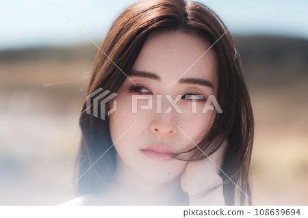 大自然中的女人的美麗形象 108639694