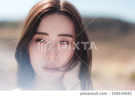 大自然中的女人的美麗形象 108639695