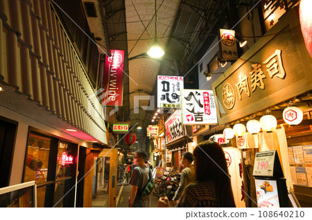 [大阪府]10月/天王寺站的夜晚 108640210