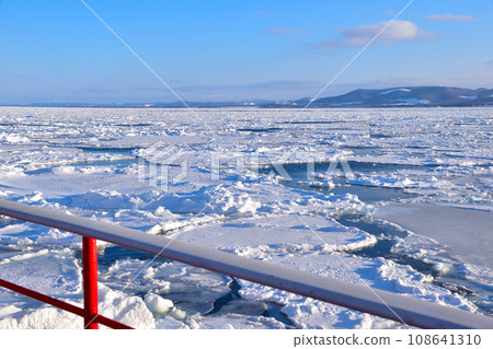Drift ice Off Monbetsu 108641310
