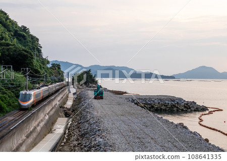 [Yosan Line] A limited express train running along the coastline under construction 108641335
