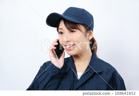 穿著工作服打電話的女士的照片 108641652