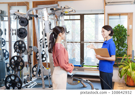 Staff and customers providing information on joining a sports gym 108642932