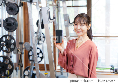 顧客在健身房展示智慧型手機螢幕 108642967